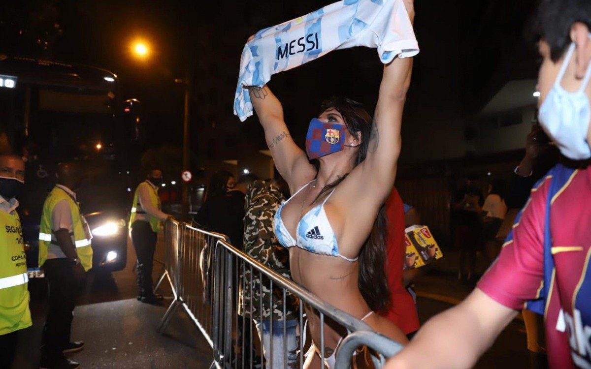 Suzy Cortez torce por Messi na porta do Maracan&atilde;