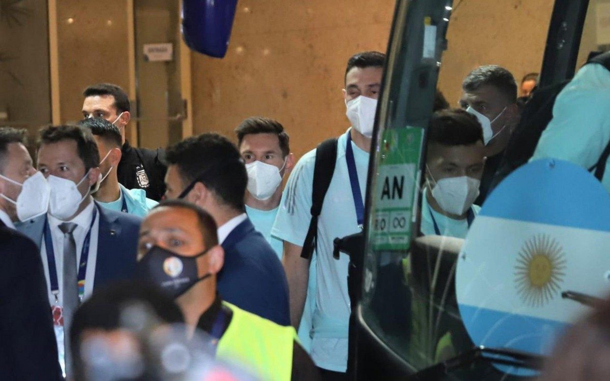 Suzy Cortez torce por Messi na porta do Maracan&atilde;