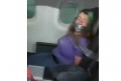 Mulher é presa a assento de avião com fita adesiva após tentar abrir as portas da aeronave