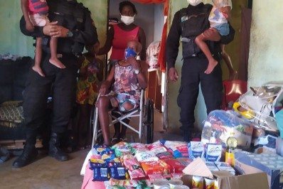 Policiais militares de Belford Roxo arrecadam donativos e alimentos para família carente