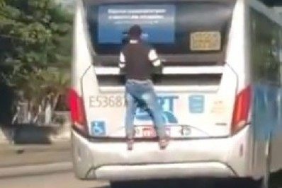 Vídeo! Homem viaja na traseira de BRT na Zona Oeste