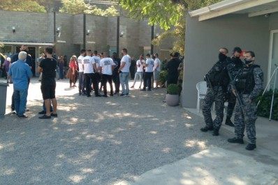 Familiares e amigos se despedem de policial que morreu em treinamento do Bope