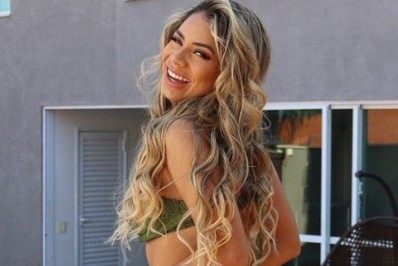 Lexa dá empinadinha em foto de biquíni