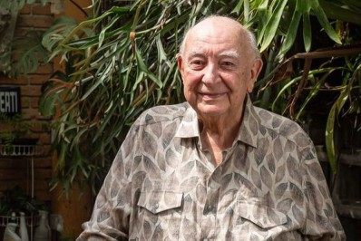Ator revela bissexualidade aos 82 anos