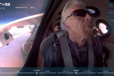 Vídeo: Bilionário Richard Branson faz primeira viagem turística ao espaço