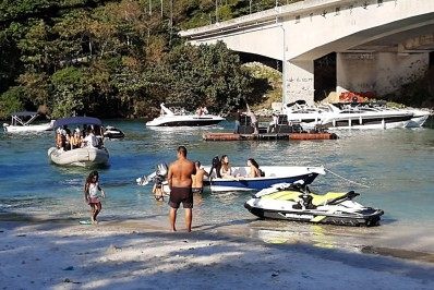 Prefeitura impede festa irregular no mar na Barra da Tijuca