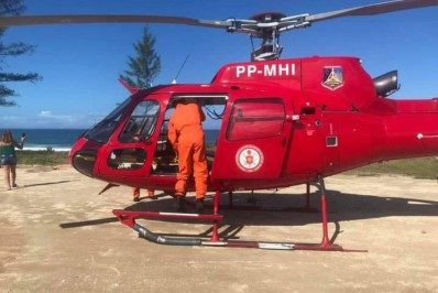 Bombeiros resgatam surfista ferido em Saquarema