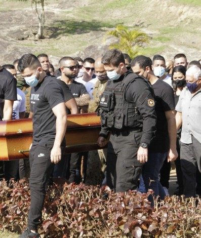 Familiares e amigos no enterro do Policial do Bope Allan Vigna de 32 anos no cemiterio Jardim da Saudade em Sulacap,neste dia(11)
