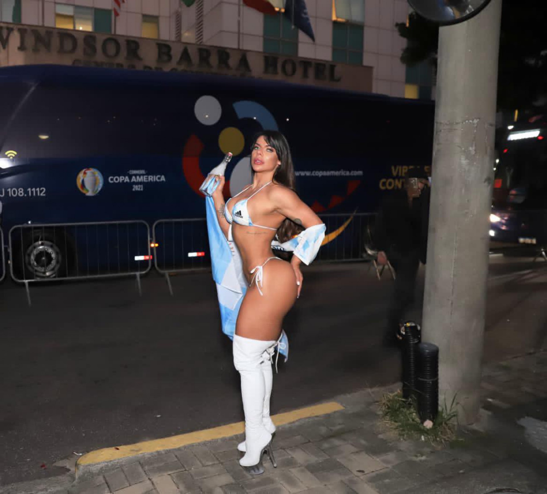 Suzy Cortez torce por Messi na porta do Maracanã - Ag. News