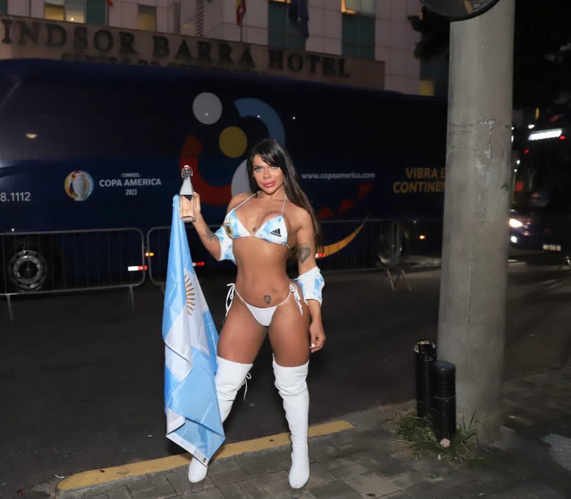 Suzy Cortez torce por Messi na porta do Maracanã - Ag. News
