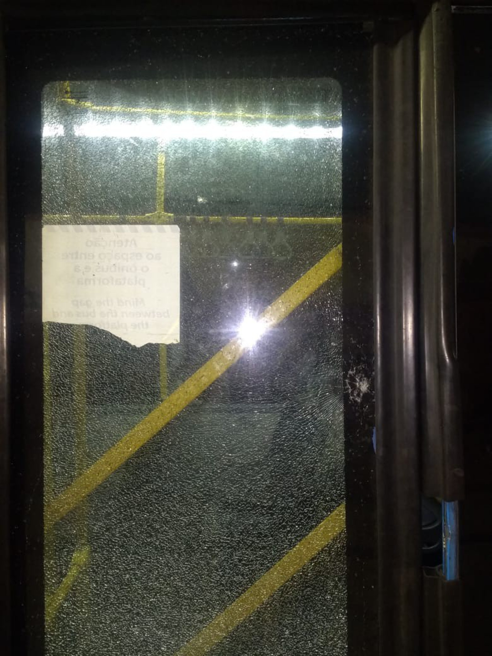 Homem quebrou o vidro da porta do ônibus com barra de ferro - Divulgação/BRT