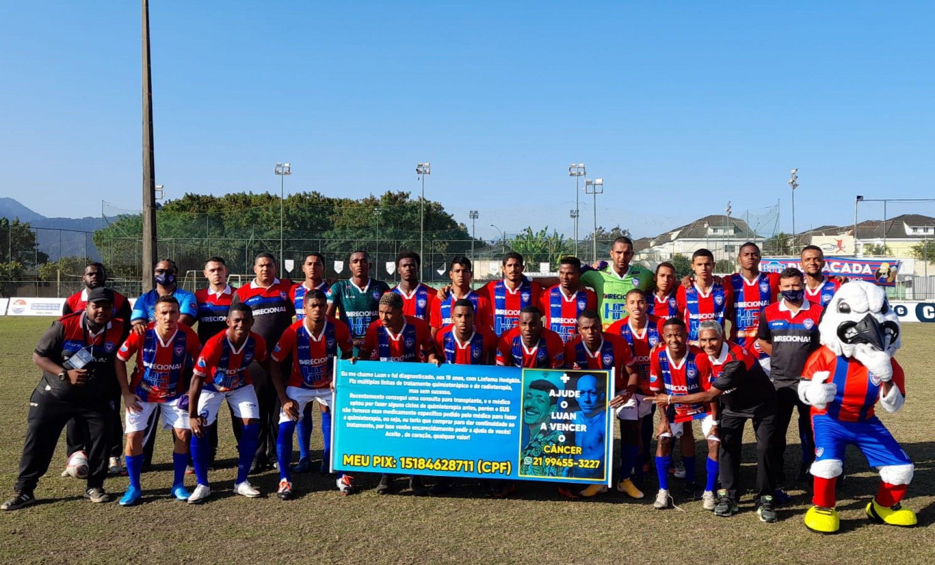 Os jogadores entraram em campo uma faixa de campanha de arrecadação para um jovem que luta contra o câncer - Marcos Leandro / SEBR
