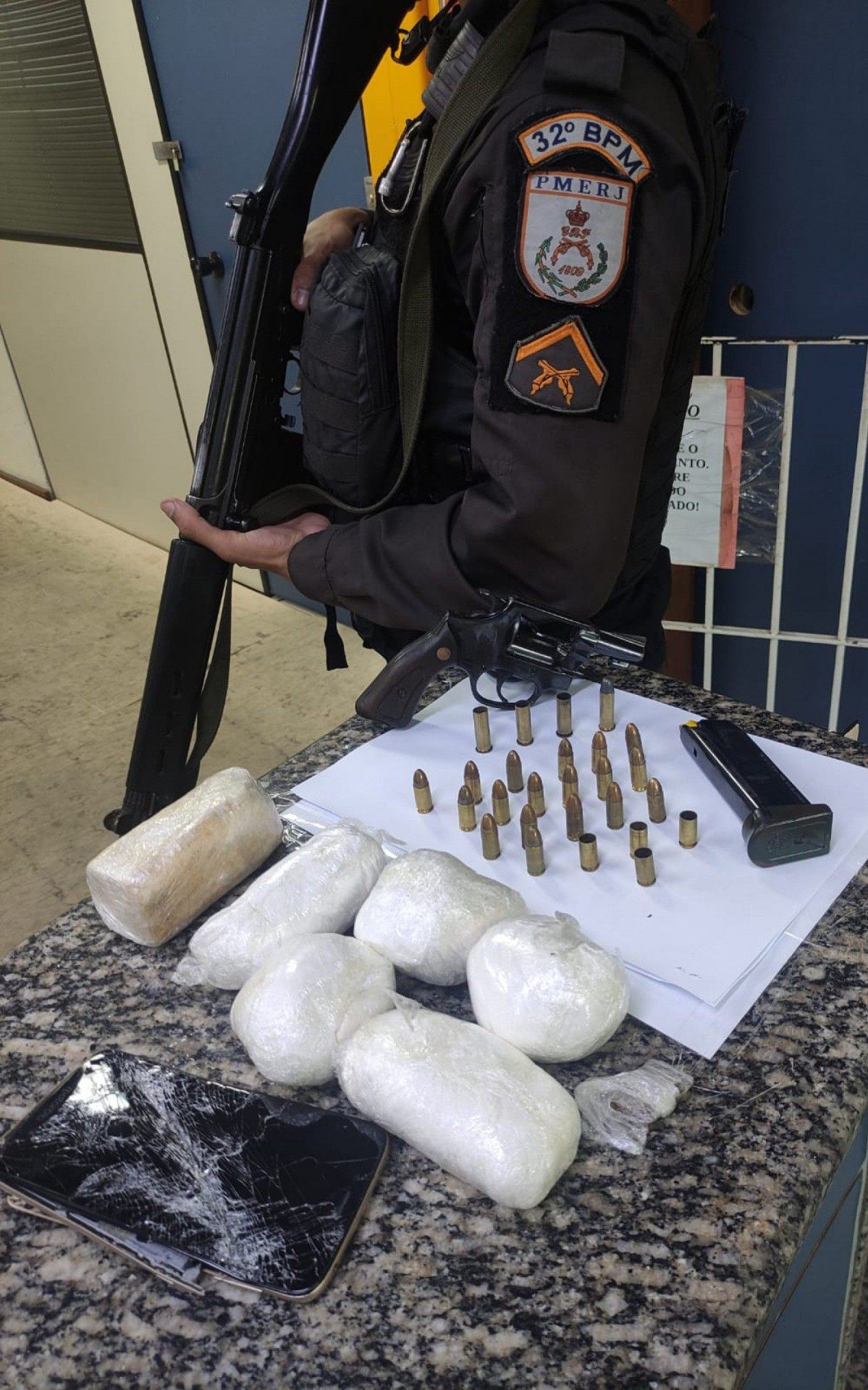 No veículo em que o criminoso estava foram apreendidas armas, munições, uma carga e cocaína e um aparelho celular.
- Foto: Divulgação/PM.