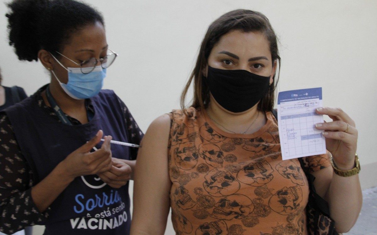 Dia de vacina&ccedil;&atilde;o contra o coronavirus mulheres com 39 anos na foto Maria Aparecida no centro municipal de saude Heitor Beltr&atilde;o na Tijuca neste dia(12) - Fotos de Marcos Porto/Agencia O Dia