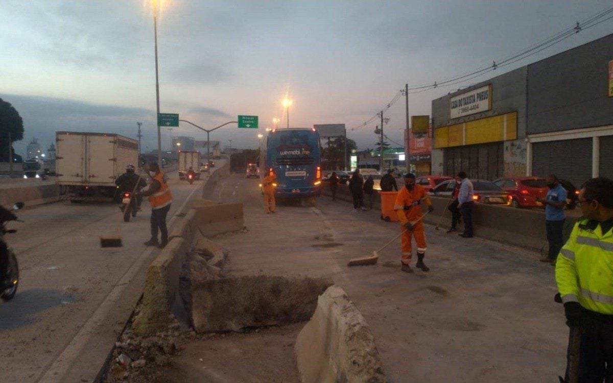 Agentes da CET-Rio e da Comlurb limpam a pista da Avenida Brasil - REPRODUÇÃO TWITTER/COR