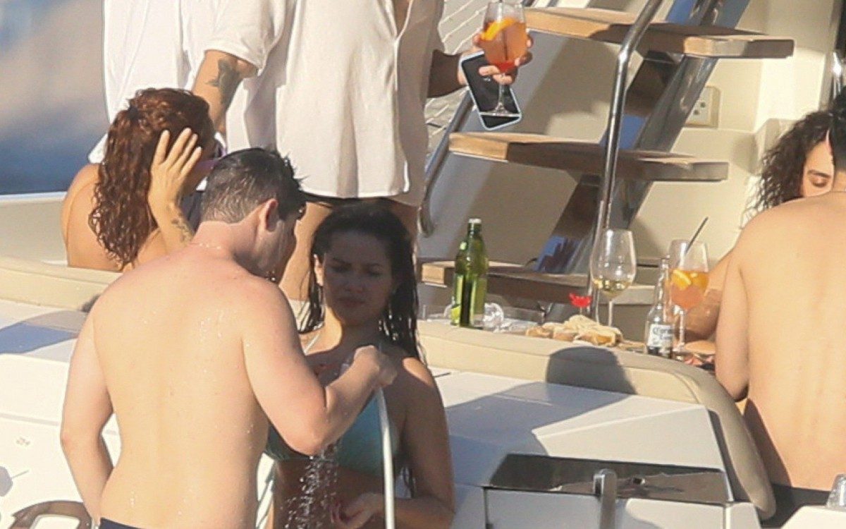 Juliette &eacute; flagrada em clima de intimidade com o ex de Anitta em passeio de barco 