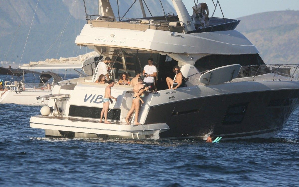 Juliette &eacute; flagrada em clima de intimidade com o ex de Anitta em passeio de barco 