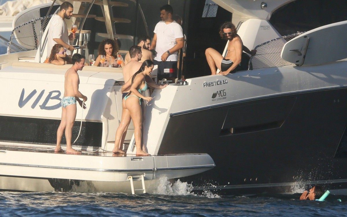 Juliette &eacute; flagrada em clima de intimidade com o ex de Anitta em passeio de barco 