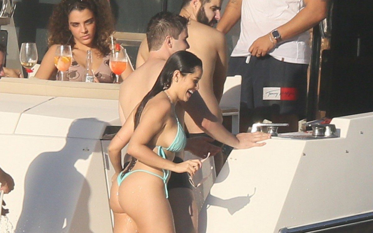 Juliette &eacute; flagrada em clima de intimidade com o ex de Anitta em passeio de barco 