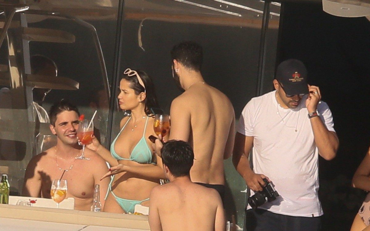 Juliette &eacute; flagrada em clima de intimidade com o ex de Anitta em passeio de barco 