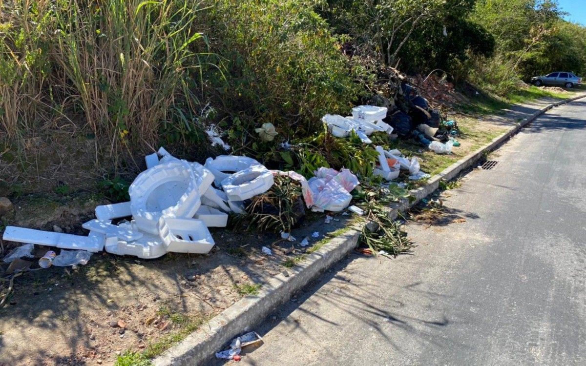 Moradores n&atilde;o colaboram e prefeitura n&atilde;o promove a&ccedil;&atilde;o para orientar ou cercar a &aacute;rea 