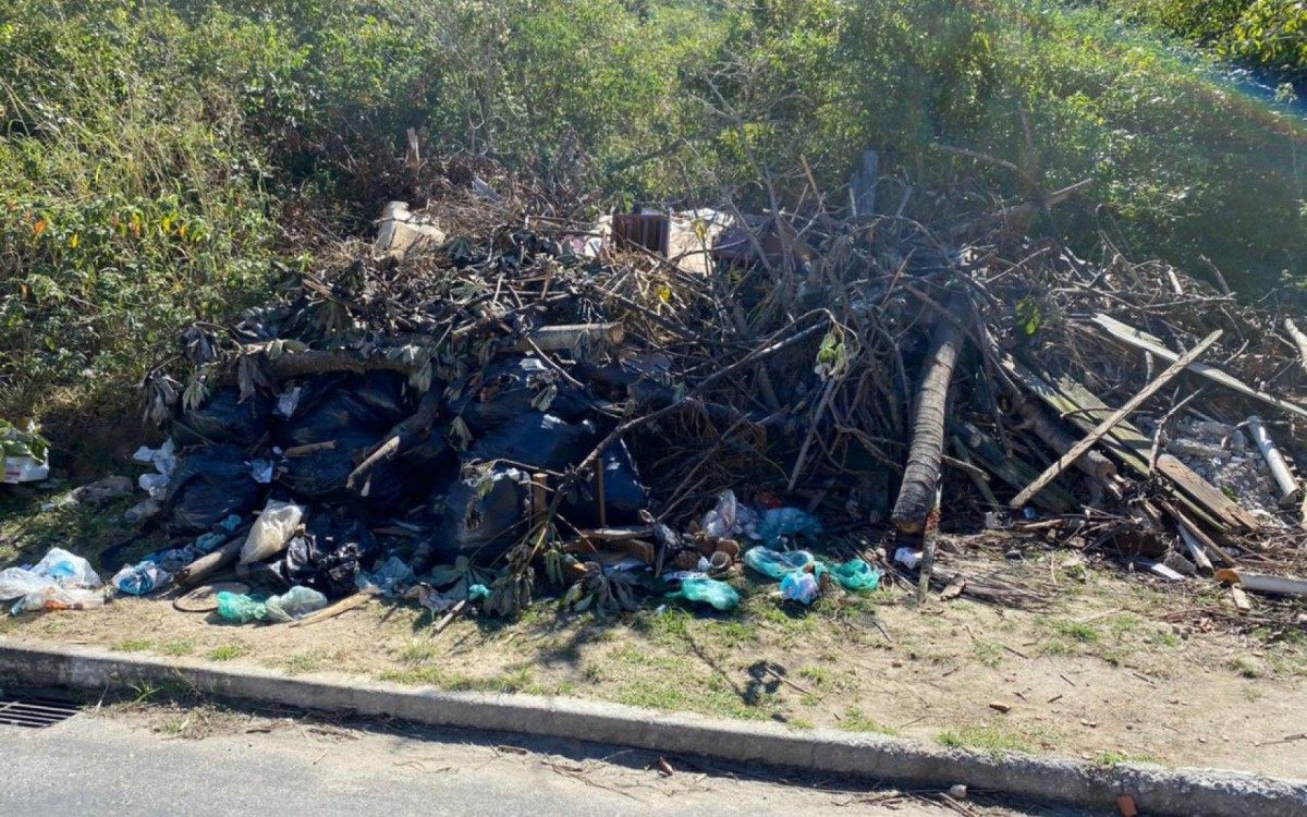 O caso &eacute; recorrente em uma das principais vias de acesso ao bairro do Per&oacute;, que tem a famosa "Bandeira Azul"
