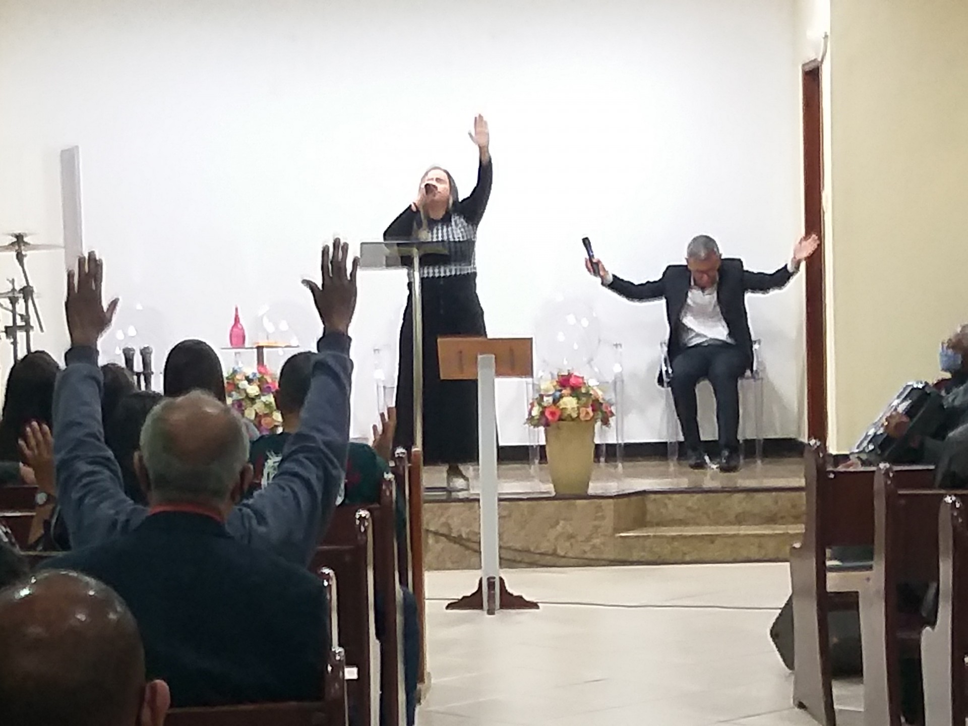 Italva: Cantora gospel, Walk&iacute;ria Cordeiro participa de culto na AD do Parque Industrial