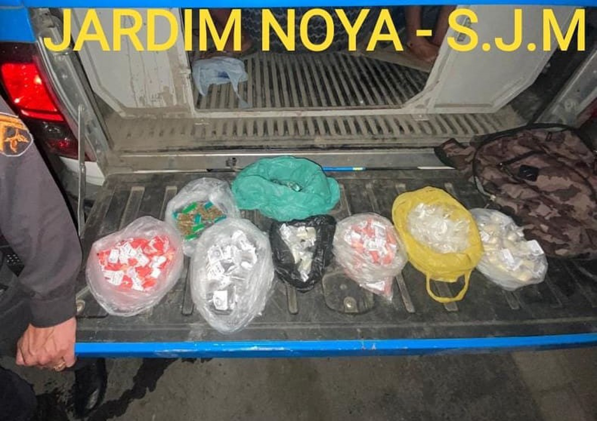 Dupla &eacute; presa com grande quantidade de drogas em Meriti