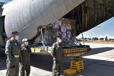 Bolívia recebe um milhão de vacinas doadas pelos EUA via Covax