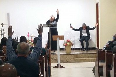Italva: Cantora gospel, Walkíria Cordeiro participa de culto na AD do Parque Industrial
