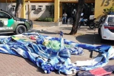 Quatro balões e bandeiras são apreendidas pela Polícia Ambiental em São Gonçalo 