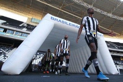 Com negociações e desfalques, Botafogo corre atrás de novo zagueiro
