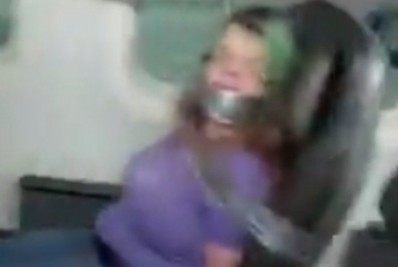 Mulher é amarrada após tentar abrir porta de avião durante voo