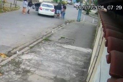 Vídeo: ladrões fazem emboscada para roubar carro em Bento Ribeiro