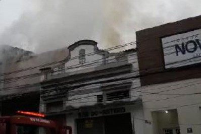Incêndio atinge fábrica abandonada em São Cristóvão; assista