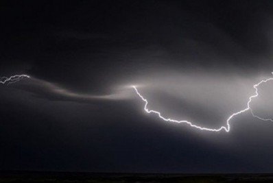 EUA: raio atinge 768 km e bate recorde mundial 