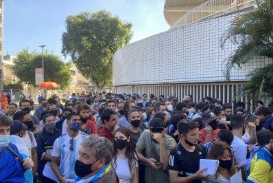 Medidas de restrição não impediram aglomerações no fim de semana 