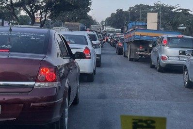 Protesto de moradores da Vila Kennedy fecha Av. Brasil no sentido Centro