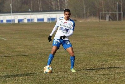 Ex-volante do Botafogo destaca momento na Suécia e mudança de posição