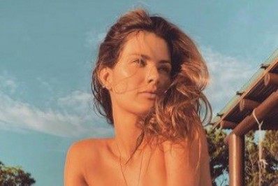 De topless, Isabeli Fontana desabafa com os fãs: 'Não consigo me achar gostosa'