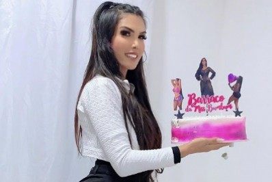 Modelo que roubou faixa no Miss Bumbum faz festa com tema da polêmica