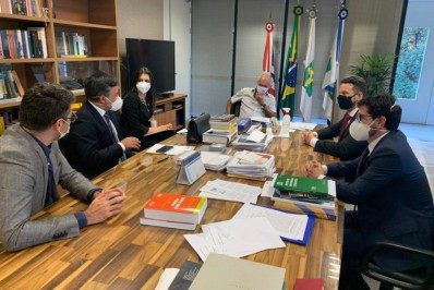 Frente parlamentar e servidores recorrem ao TCU por dados da reforma administrativa