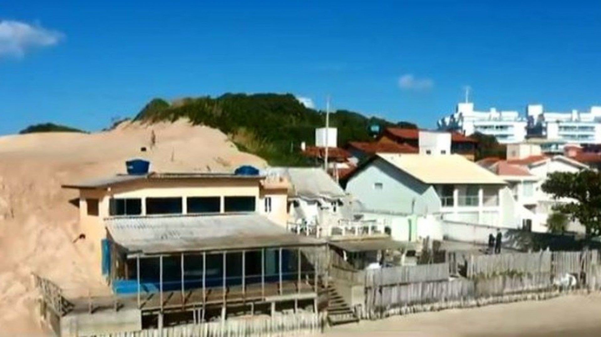 Avanço da areia sobre casa
 - Reprodução