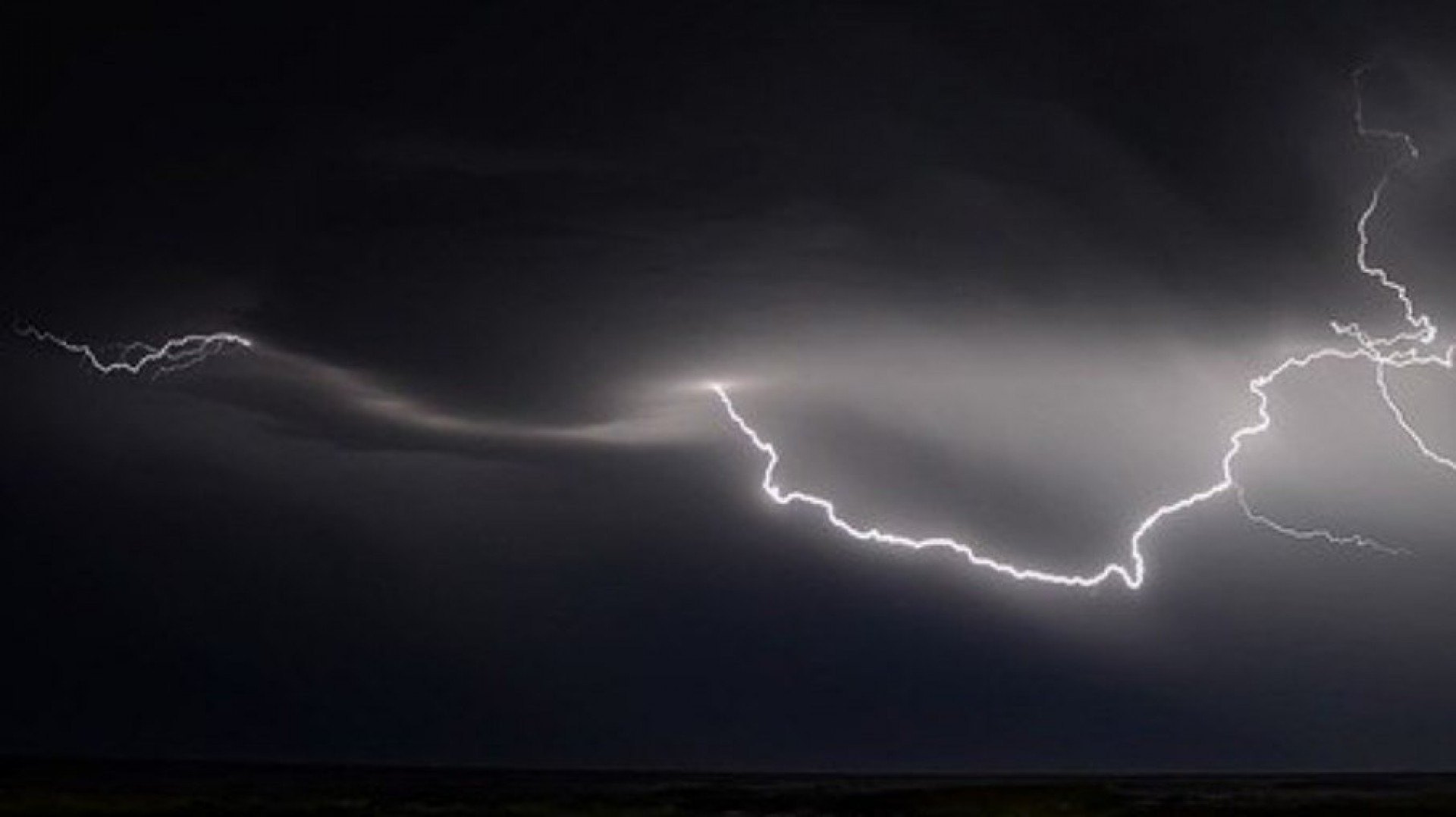 Tempestade com raios na Índia deixa 50 pessoas mortas
