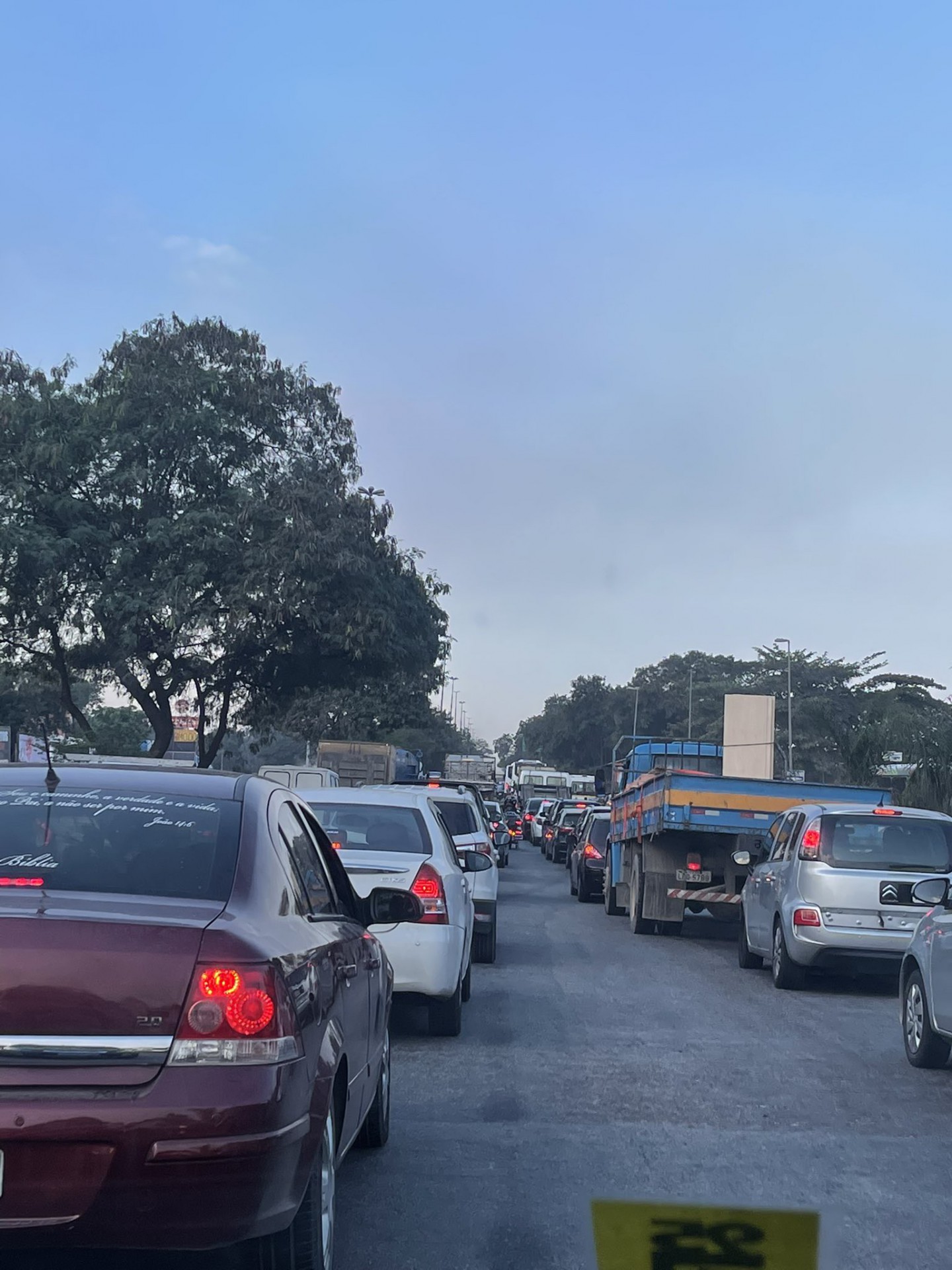Protesto de moradores da Vila Kennedy fecha Av. Brasil no sentido Centro