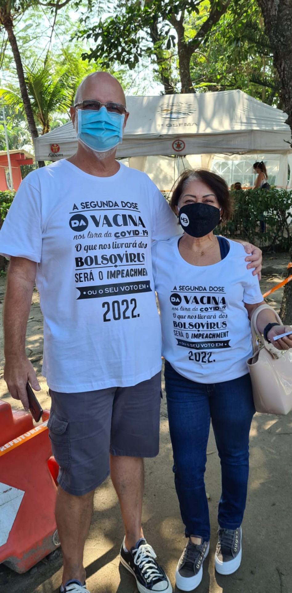 Casal é impedido de tomar vacina por vestir camisa contra Bolsonaro - Reprodução Twitter