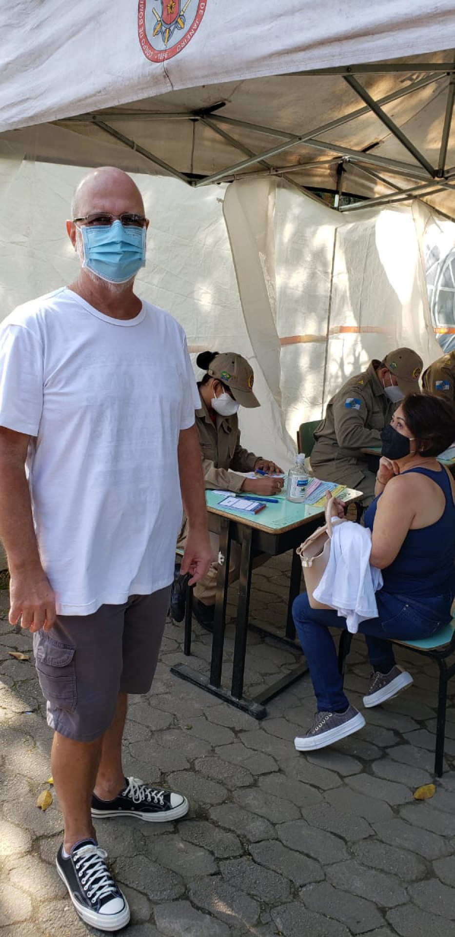 Casal &eacute; impedido de tomar vacina por vestir camisa contra Bolsonaro