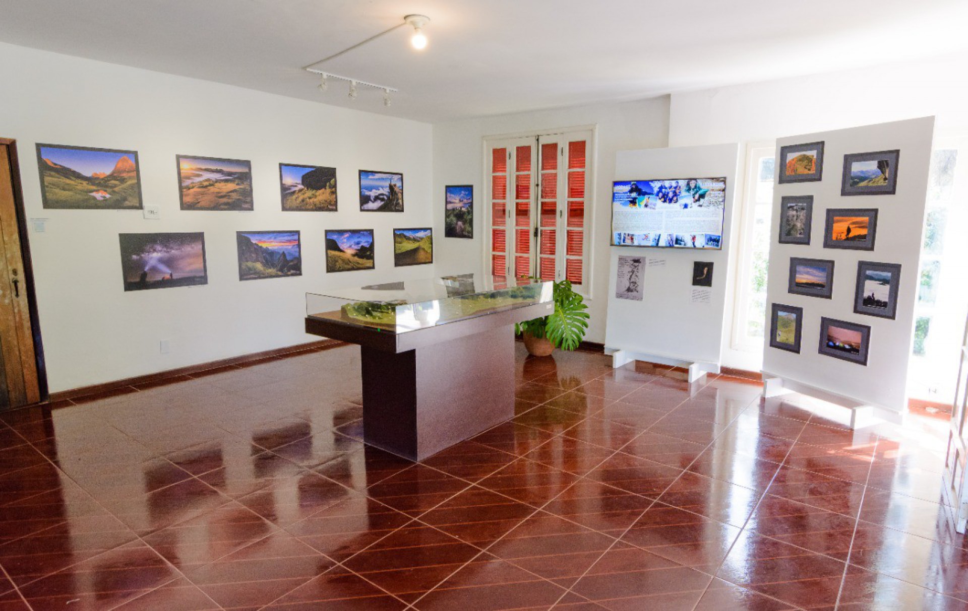 Exposi&ccedil;&atilde;o Montanhas de Teres&oacute;polis no Parque Municipal &eacute; aberta para visita&ccedil;&atilde;o