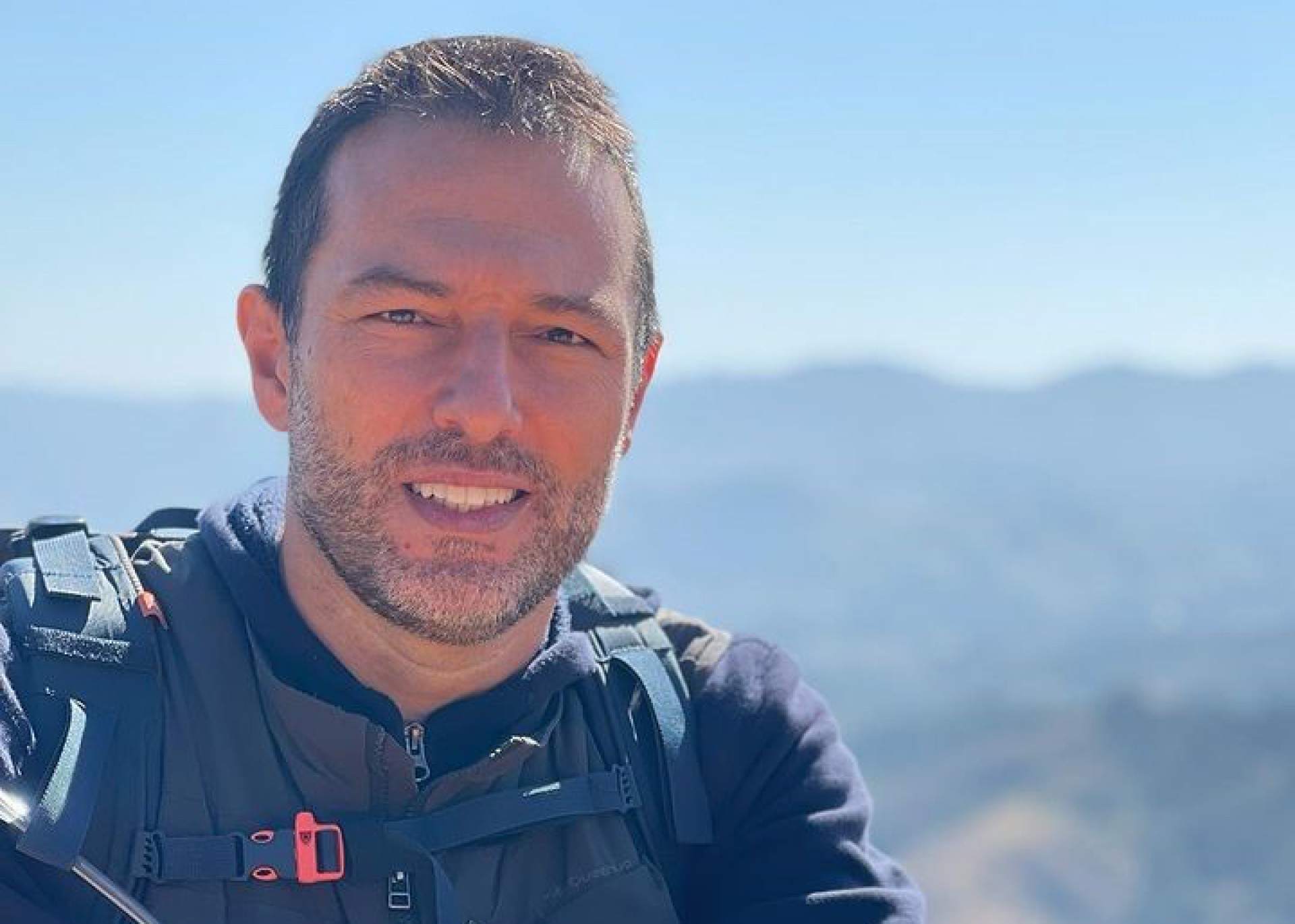 Repórter da Globo percorre 'Caminho da Fé' após perder familiares para a covid-19