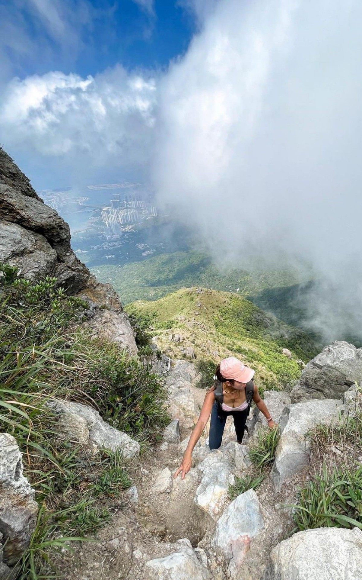 Mulher morre ao escorregar ap&oacute;s tirar selfie em cachoeira 